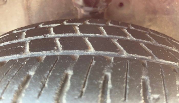 2018 Hyundai Eon ERA +, Petrol, Manual, 33,491 km, Left Front Tyre Tread