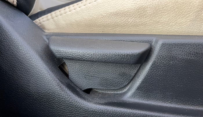 2018 Hyundai Eon ERA +, Petrol, Manual, 33,491 km, Driver Side Adjustment Panel