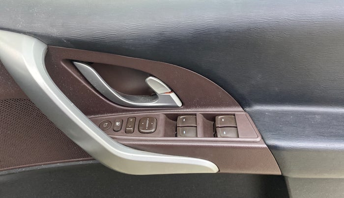 2014 Mahindra XUV500 W8, Diesel, Manual, 1,41,065 km, Driver Side Door Panels Control