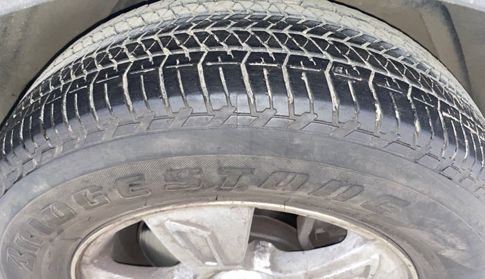 2014 Mahindra XUV500 W8, Diesel, Manual, 1,41,065 km, Right Front Tyre Tread