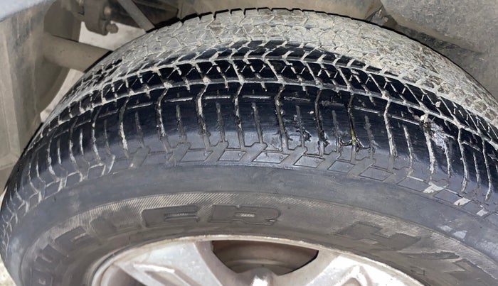 2014 Mahindra XUV500 W8, Diesel, Manual, 1,41,065 km, Right Rear Tyre Tread