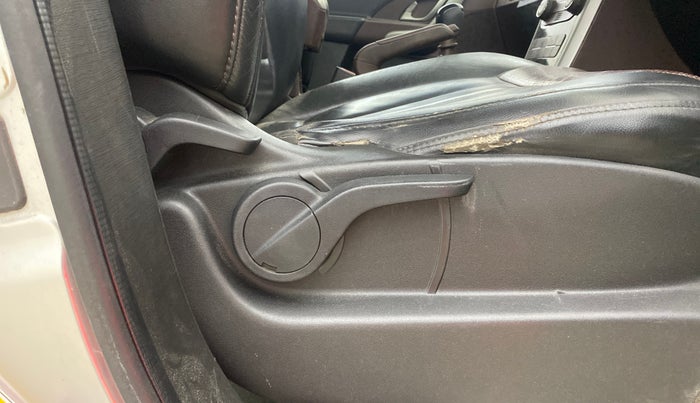 2014 Mahindra XUV500 W8, Diesel, Manual, 1,41,065 km, Driver Side Adjustment Panel