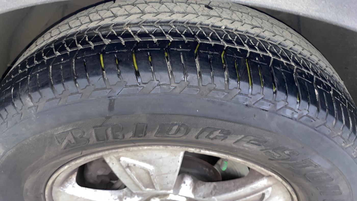 2014 Mahindra XUV500 W8, Diesel, Manual, 1,41,065 km, Left Front Tyre Tread