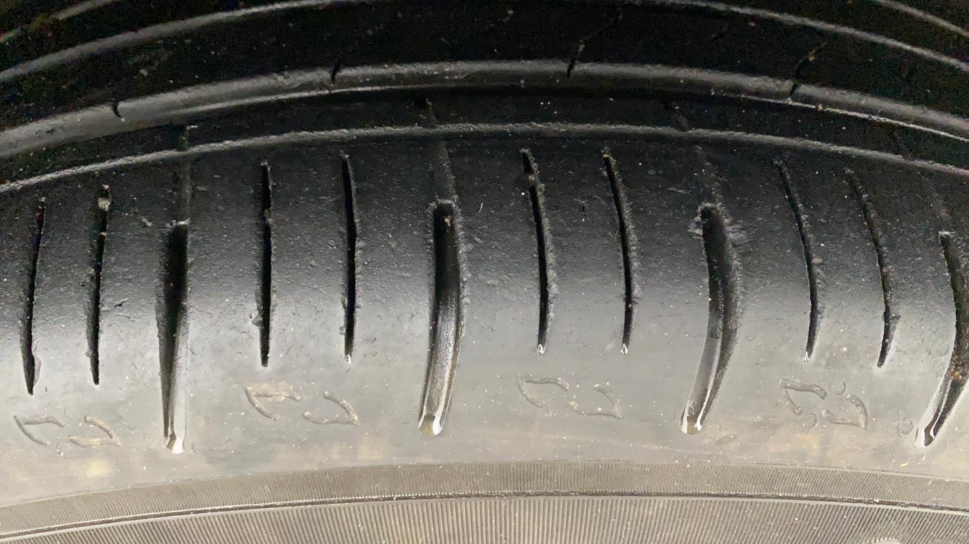 2024 Mahindra XUV700 AX 5 P AT 5 STR, Petrol, Automatic, 49,731 km, Right Front Tyre Tread