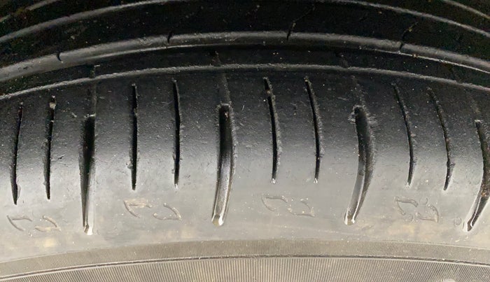 2024 Mahindra XUV700 AX 5 P AT 5 STR, Petrol, Automatic, 49,602 km, Right Front Tyre Tread