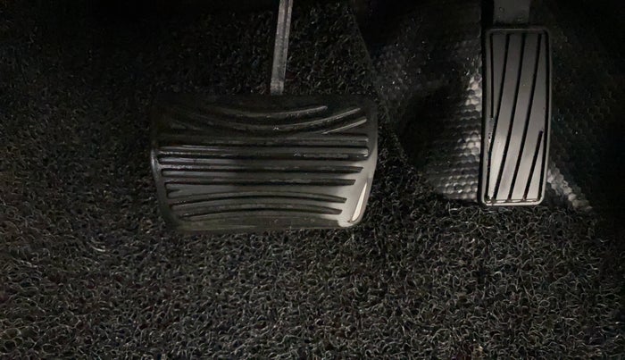 2024 Mahindra XUV700 AX 5 P AT 5 STR, Petrol, Automatic, 49,602 km, Pedals