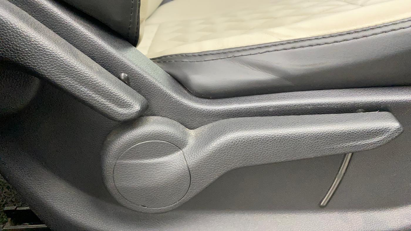 2024 Mahindra XUV700 AX 5 P AT 5 STR, Petrol, Automatic, 49,731 km, Driver Side Adjustment Panel