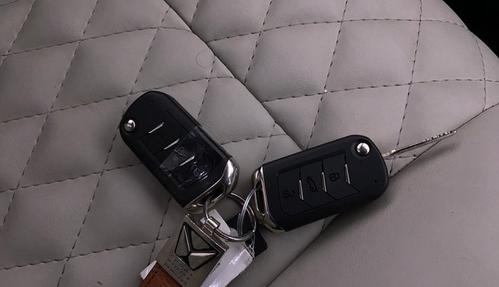 2024 Mahindra XUV700 AX 5 P AT 5 STR, Petrol, Automatic, 49,602 km, Key Close Up