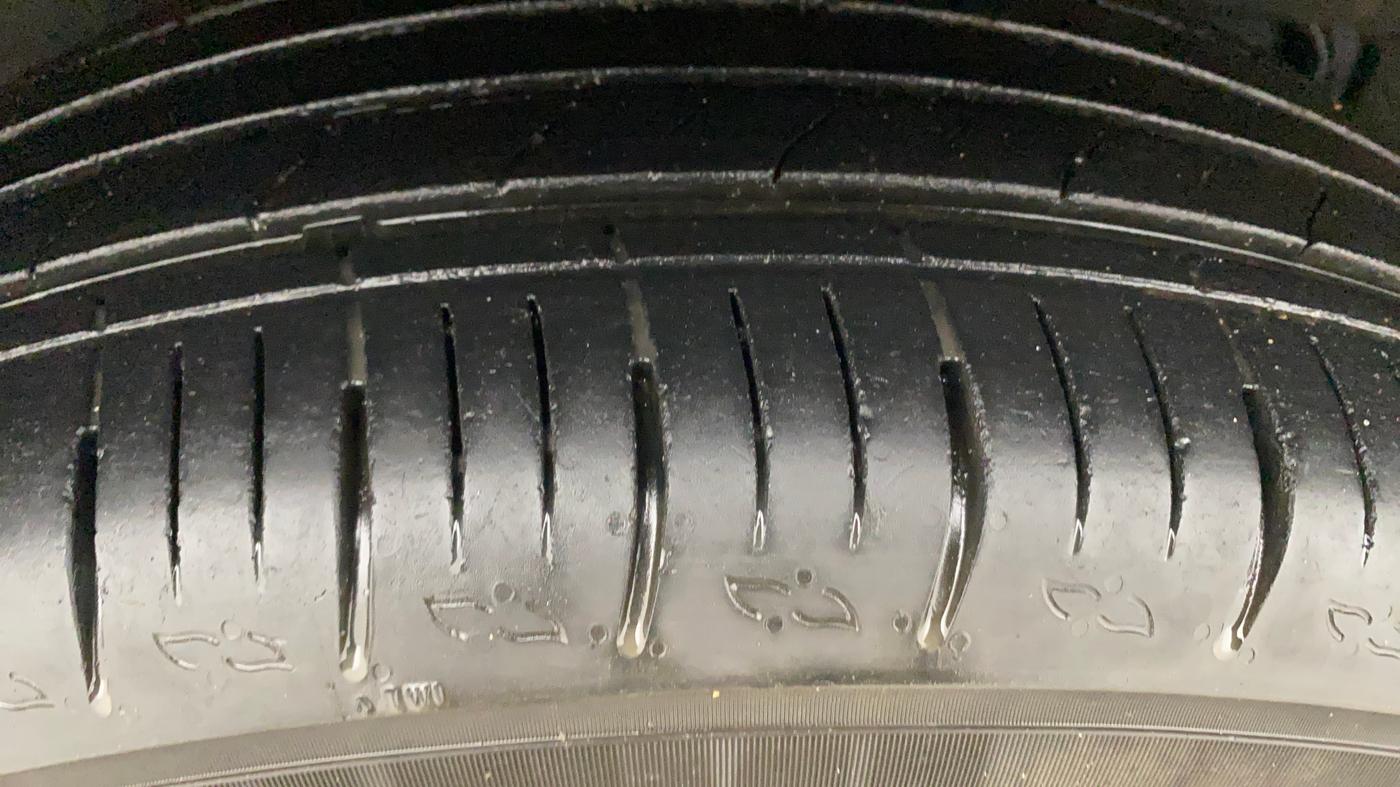 2024 Mahindra XUV700 AX 5 P AT 5 STR, Petrol, Automatic, 49,731 km, Right Rear Tyre Tread