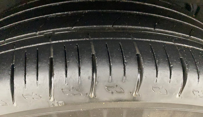 2024 Mahindra XUV700 AX 5 P AT 5 STR, Petrol, Automatic, 49,602 km, Right Rear Tyre Tread