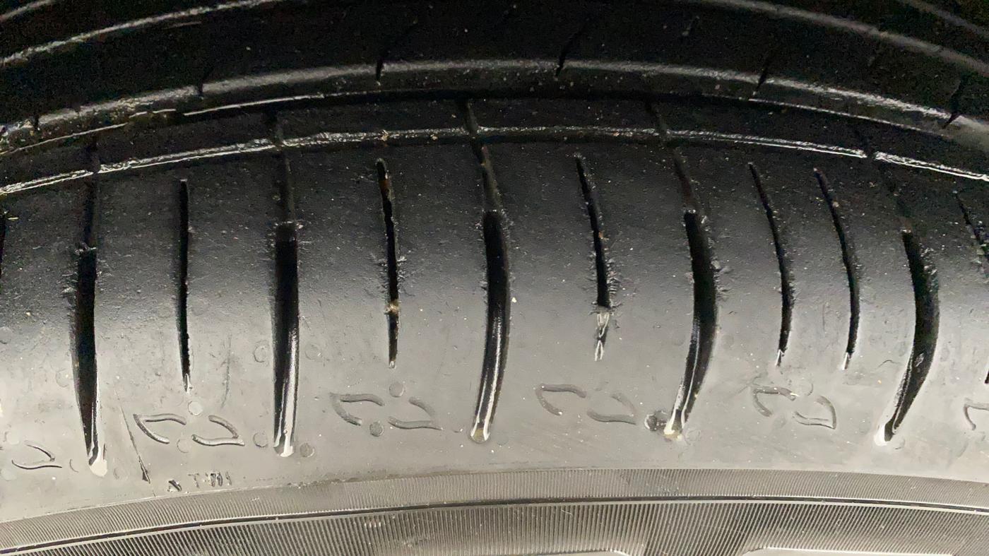 2024 Mahindra XUV700 AX 5 P AT 5 STR, Petrol, Automatic, 49,731 km, Left Front Tyre Tread