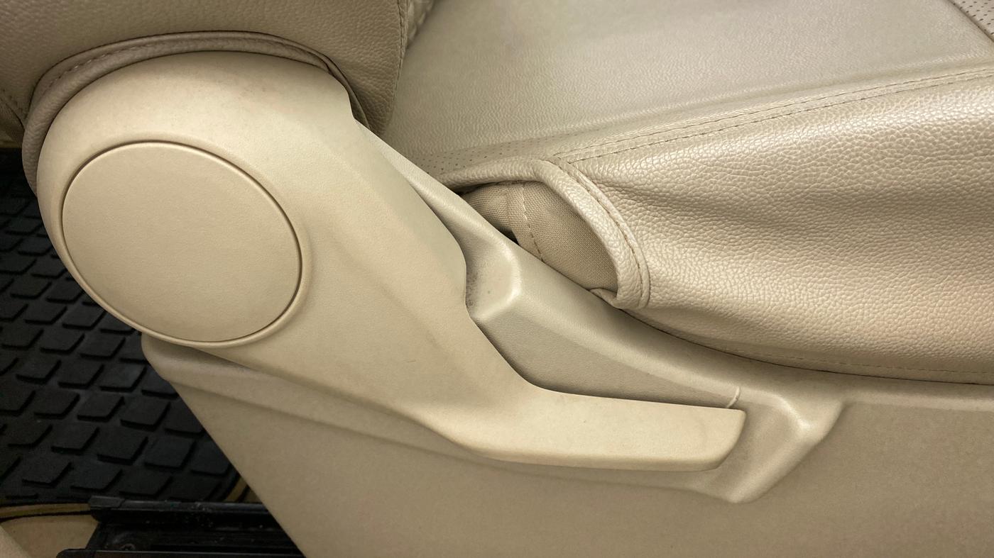 2020 Maruti Ertiga VXI CNG, CNG, Manual, 33,895 km, Driver Side Adjustment Panel