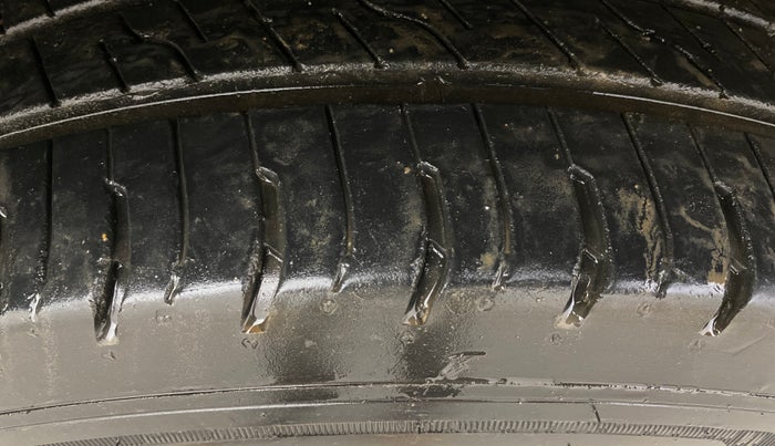 2015 Renault Duster 85 PS RXE DIESEL, Diesel, Manual, 86,870 km, Right Front Tyre Tread