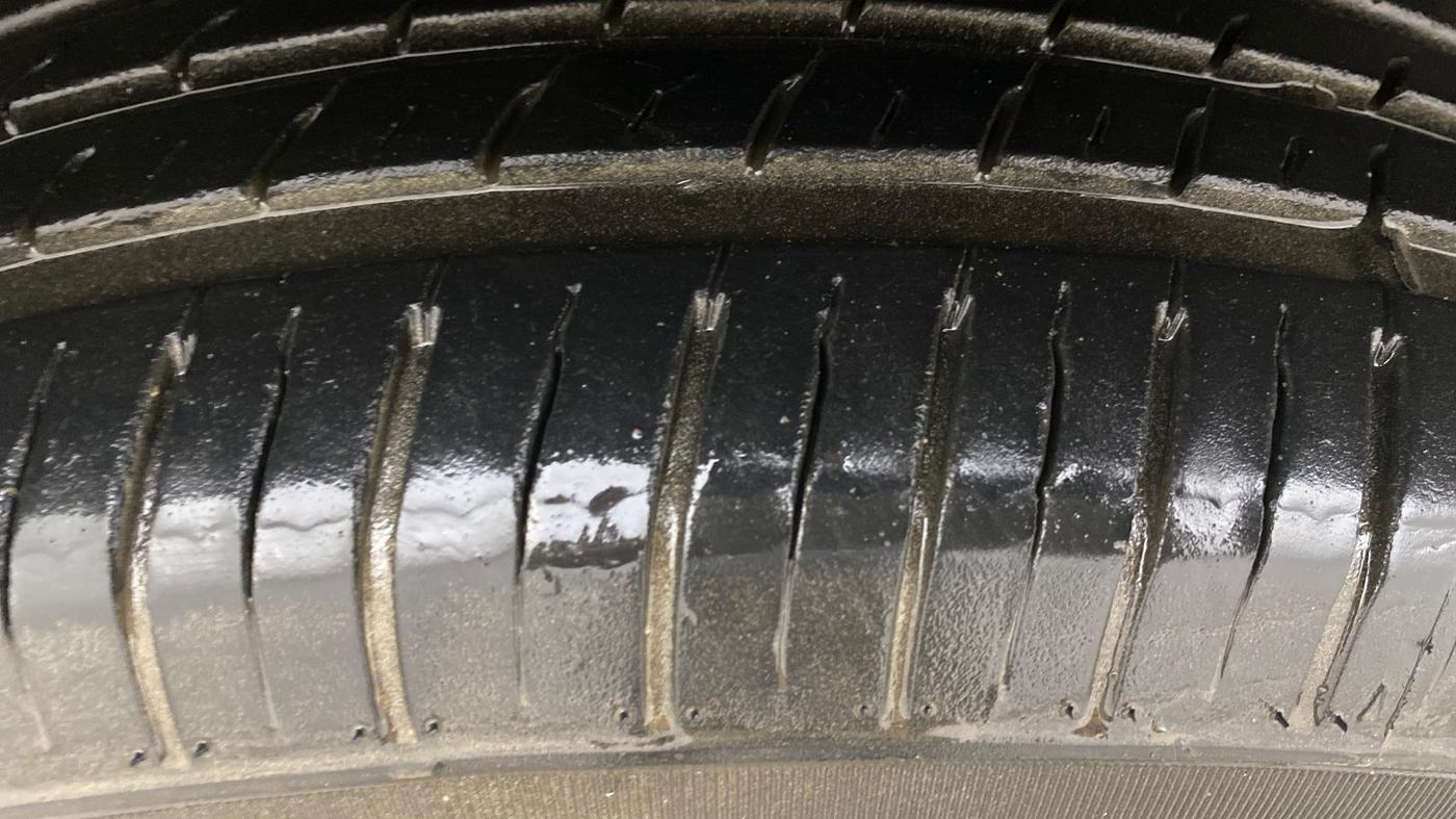 2015 Renault Duster 85 PS RXE DIESEL, Diesel, Manual, 87,159 km, Left Front Tyre Tread