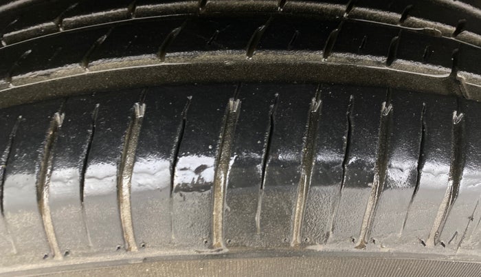 2015 Renault Duster 85 PS RXE DIESEL, Diesel, Manual, 86,870 km, Left Front Tyre Tread