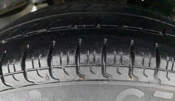 2017 Hyundai Eon ERA +, Petrol, Manual, 21,103 km, Left Rear Tyre Tread