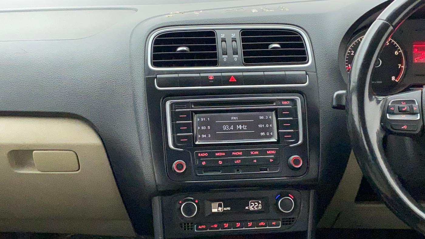 2013 Volkswagen Polo HIGHLINE1.2L, Petrol, Manual, 1,02,757 km, Air Conditioner