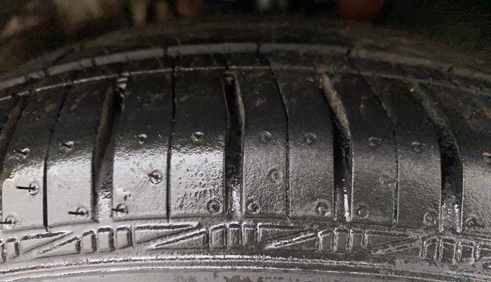2013 Volkswagen Polo HIGHLINE1.2L, Petrol, Manual, 1,02,757 km, Right Front Tyre Tread