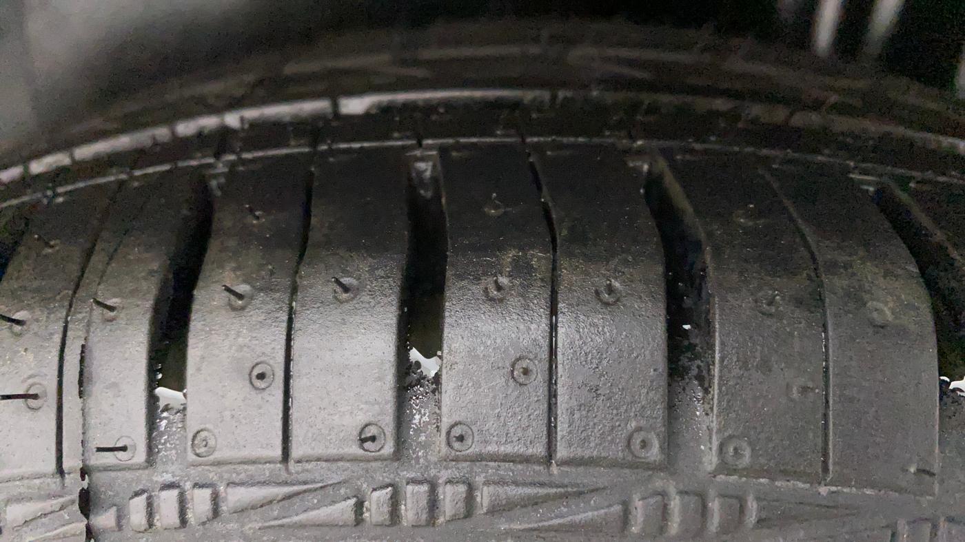 2013 Volkswagen Polo HIGHLINE1.2L, Petrol, Manual, 1,02,757 km, Left Rear Tyre Tread