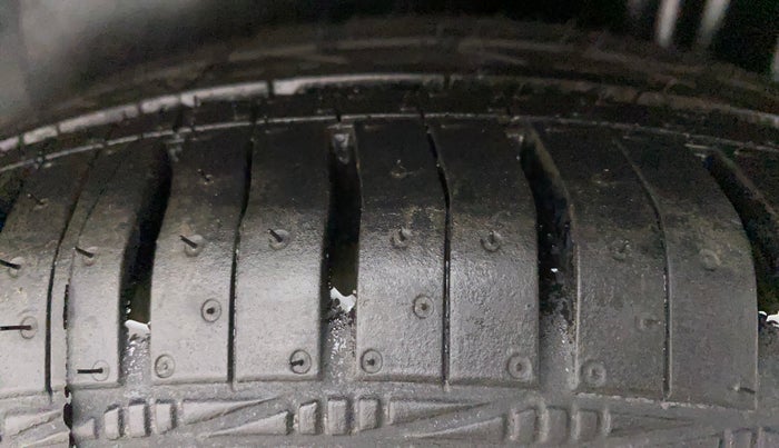 2013 Volkswagen Polo HIGHLINE1.2L, Petrol, Manual, 1,02,757 km, Left Rear Tyre Tread