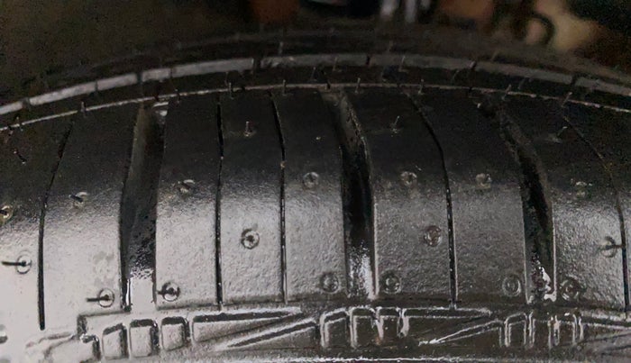 2013 Volkswagen Polo HIGHLINE1.2L, Petrol, Manual, 1,02,757 km, Left Front Tyre Tread