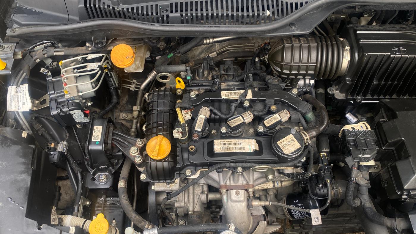 2022 Tata ALTROZ XZA PLUS DARK EDTION, Petrol, Automatic, 26,332 km, Engine View - Right