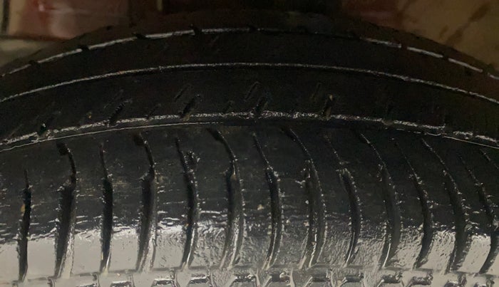 2015 Maruti Swift VXI, Petrol, Manual, 82,853 km, Left Front Tyre Tread