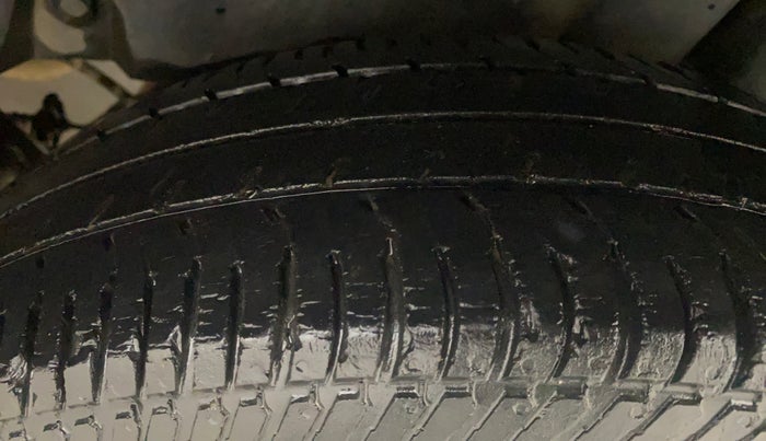 2015 Maruti Swift VXI, Petrol, Manual, 82,853 km, Left Rear Tyre Tread
