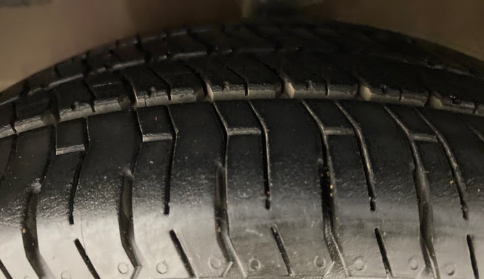 2014 Hyundai Eon SPORTZ, Petrol, Manual, 56,093 km, Left Front Tyre Tread