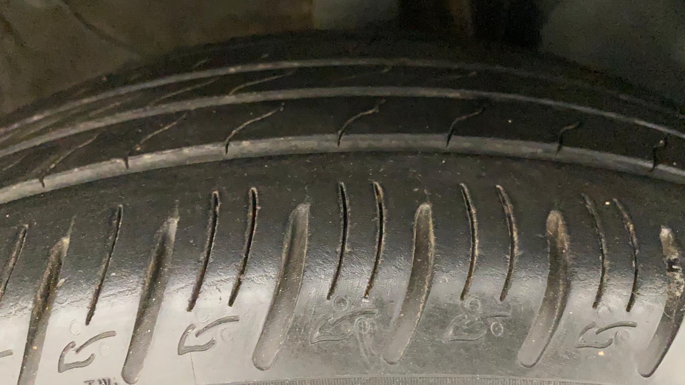2020 KIA SONET HTX 1.5, Diesel, Manual, 27,126 km, Right Front Tyre Tread