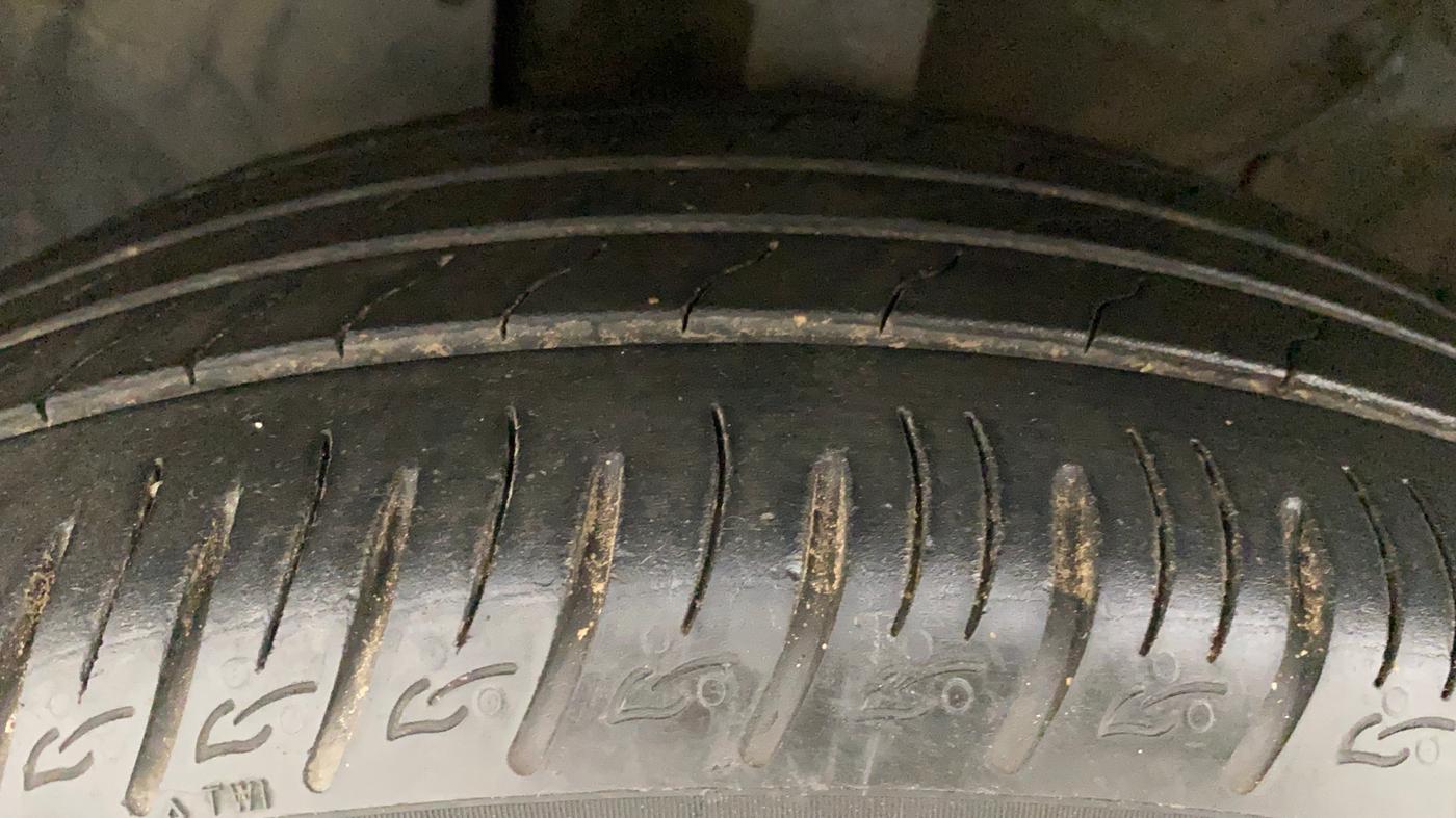 2020 KIA SONET HTX 1.5, Diesel, Manual, 27,126 km, Left Front Tyre Tread