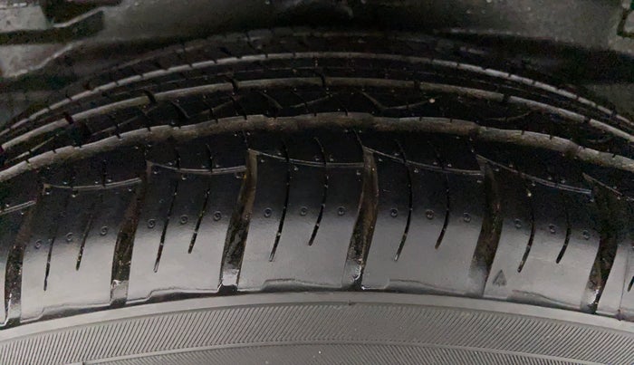 2018 Tata Hexa Varicor 400 XT, Diesel, Manual, 92,452 km, Right Rear Tyre Tread