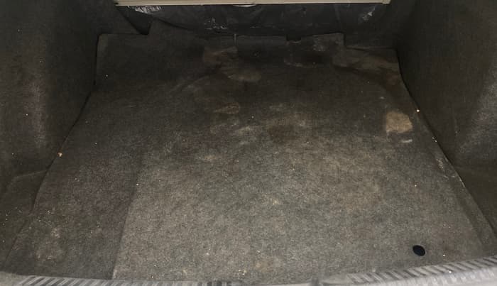 2014 Volkswagen Vento HIGHLINE DIESEL 1.6, Diesel, Manual, 1,05,013 km, Boot Inside