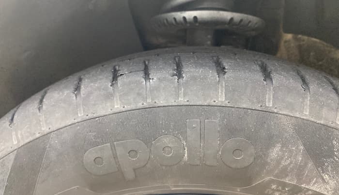 2014 Volkswagen Vento HIGHLINE DIESEL 1.6, Diesel, Manual, 1,05,013 km, Left Front Tyre Tread