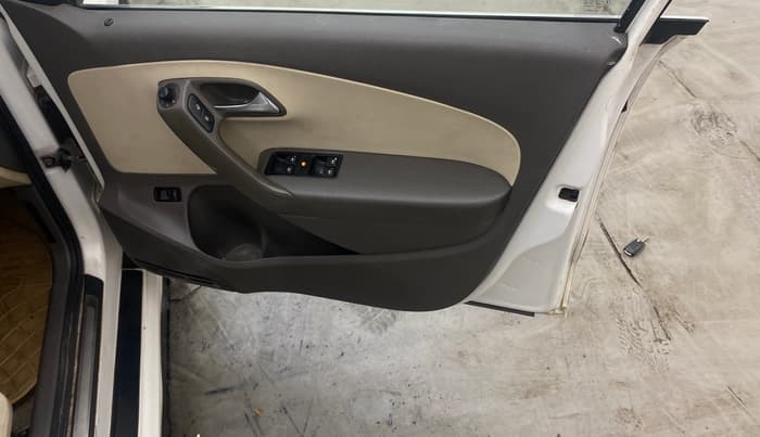 2014 Volkswagen Vento HIGHLINE DIESEL 1.6, Diesel, Manual, 1,05,013 km, Driver Side Door Panels Control