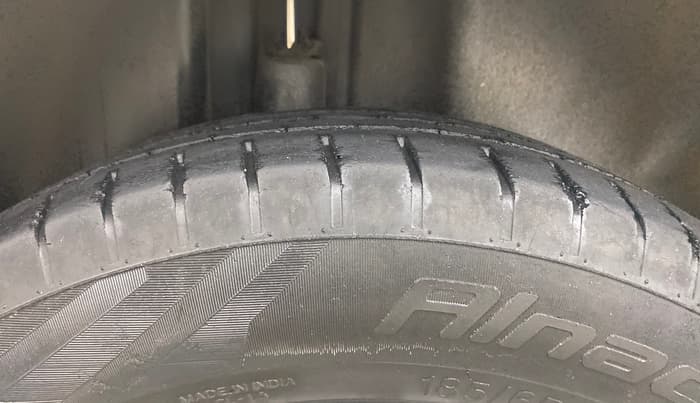 2014 Volkswagen Vento HIGHLINE DIESEL 1.6, Diesel, Manual, 1,05,013 km, Right Rear Tyre Tread