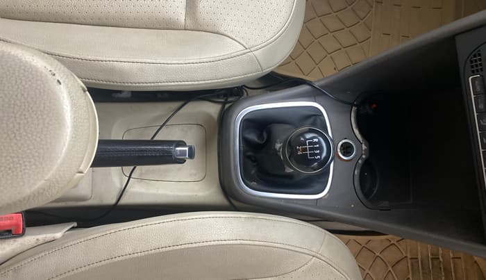 2014 Volkswagen Vento HIGHLINE DIESEL 1.6, Diesel, Manual, 1,05,013 km, Gear Lever
