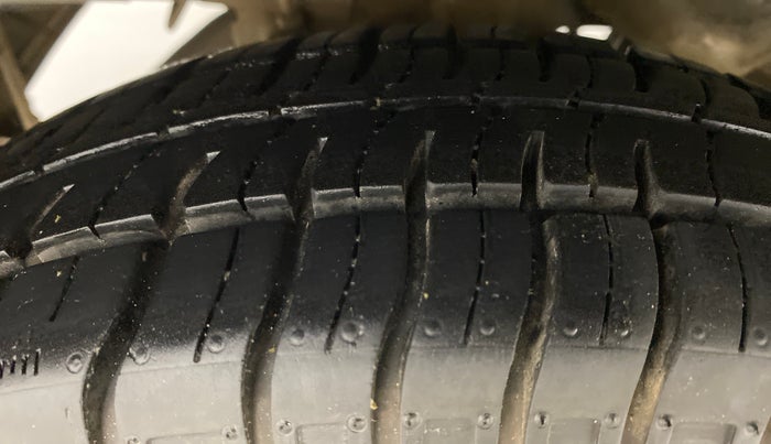 2011 Hyundai Eon ERA, Petrol, Manual, 82,850 km, Right Rear Tyre Tread