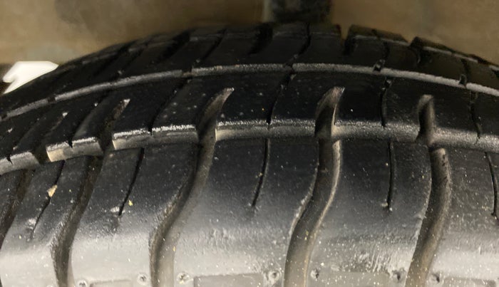 2011 Hyundai Eon ERA, Petrol, Manual, 82,850 km, Left Front Tyre Tread