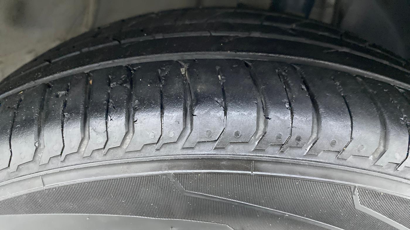 2021 Hyundai NEW I20 ASTA 1.2 AT, Petrol, Automatic, 13,172 km, Right Front Tyre Tread