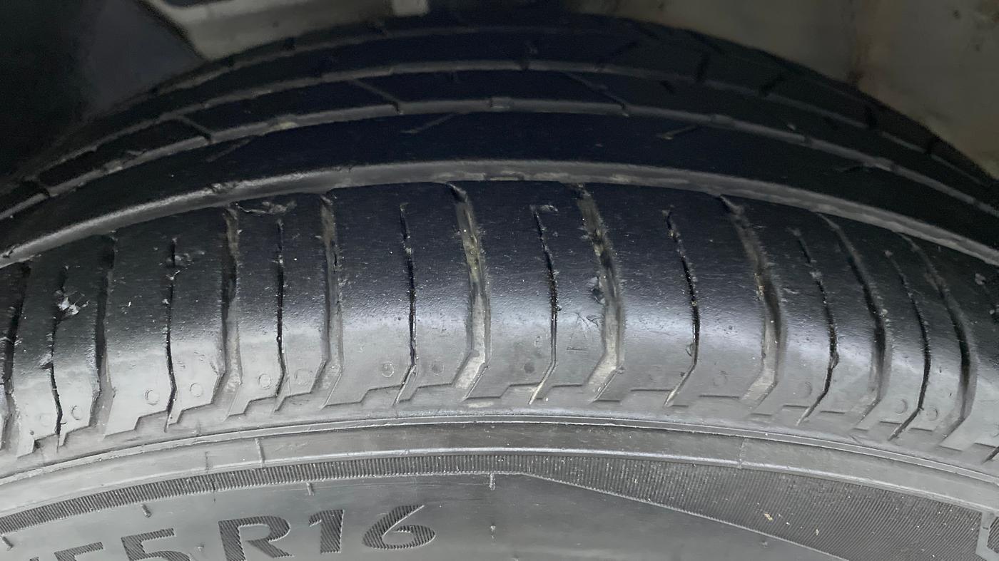 2021 Hyundai NEW I20 ASTA 1.2 AT, Petrol, Automatic, 13,172 km, Left Front Tyre Tread
