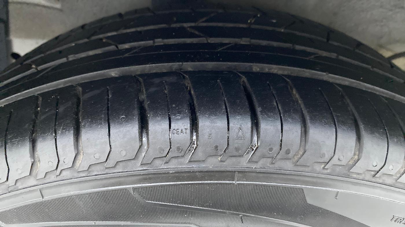 2021 Hyundai NEW I20 ASTA 1.2 AT, Petrol, Automatic, 13,172 km, Right Rear Tyre Tread