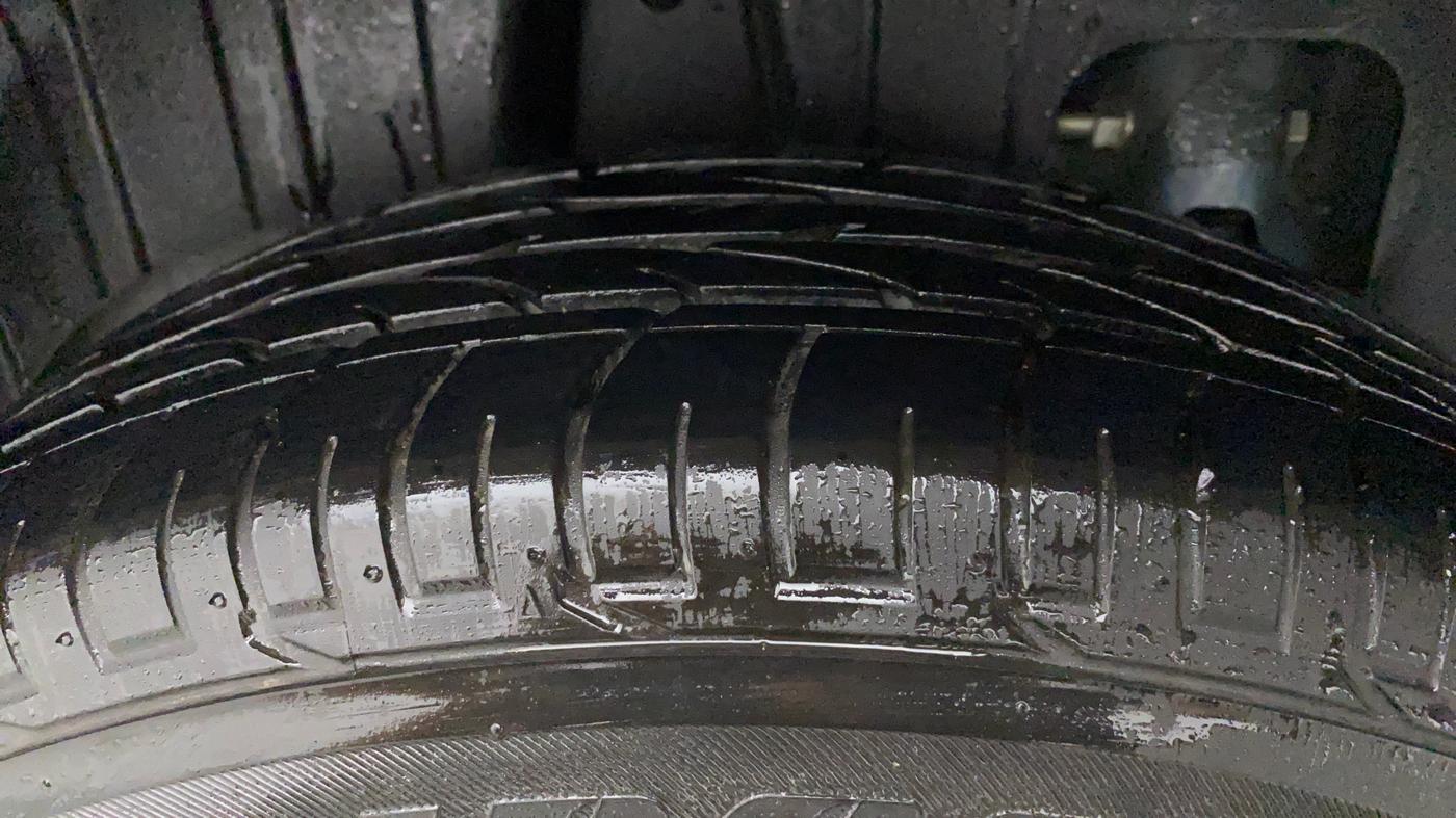 2022 Mahindra XUV300 W6 1.5 DIESEL, Diesel, Manual, 20,246 km, Right Rear Tyre Tread