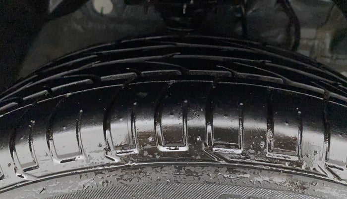 2022 Mahindra XUV300 W6 1.5 DIESEL, Diesel, Manual, 20,246 km, Right Front Tyre Tread