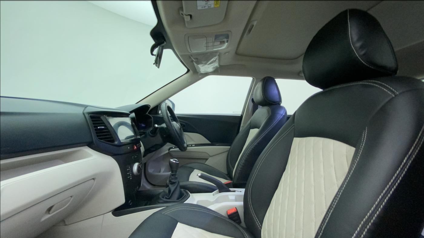 2022 Mahindra XUV300 W6 1.5 DIESEL, Diesel, Manual, 20,246 km, Right Side Front Door Cabin