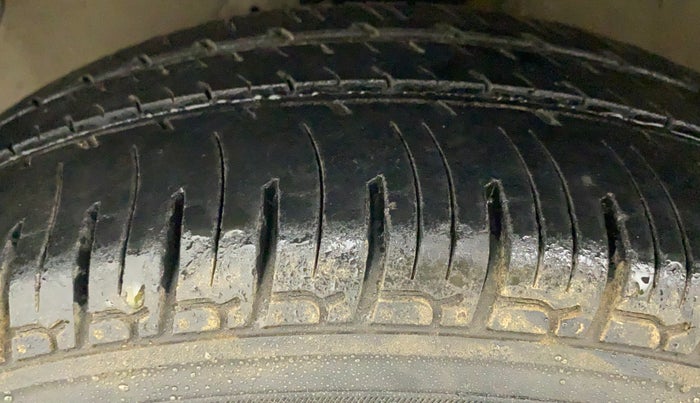 2011 Hyundai i20 MAGNA 1.2, Petrol, Manual, 53,952 km, Left Front Tyre Tread