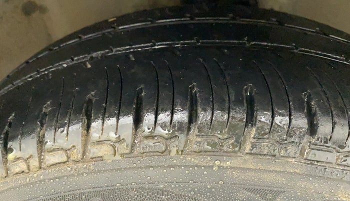 2011 Hyundai i20 MAGNA 1.2, Petrol, Manual, 53,952 km, Right Front Tyre Tread