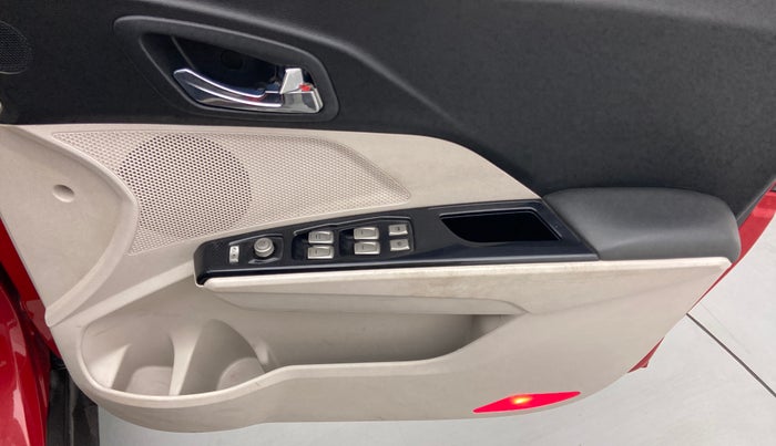 2020 Mahindra XUV300 W8 DIESEL MT, Diesel, Manual, 54,426 km, Driver Side Door Panels Control