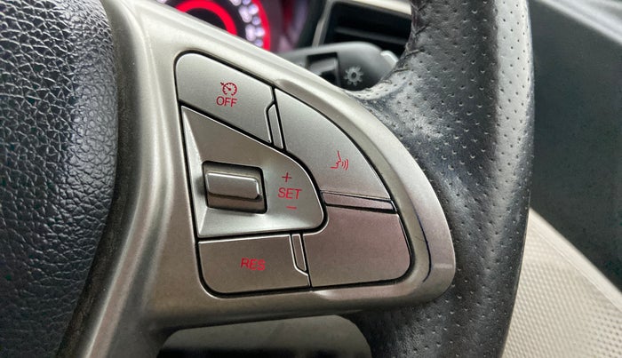 2020 Mahindra XUV300 W8 DIESEL MT, Diesel, Manual, 54,426 km, Adaptive Cruise Control