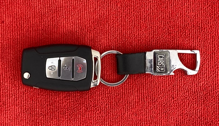 2020 Mahindra XUV300 W8 DIESEL MT, Diesel, Manual, 54,426 km, Key Close Up